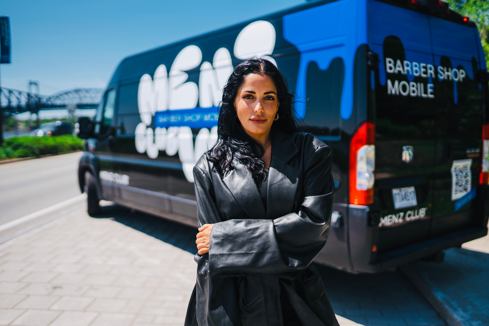 Ophélia Nagar devant le barbershop mobile Menzclub